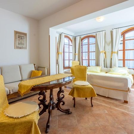 Apartments Villa Mavero Banjole Bagian luar foto